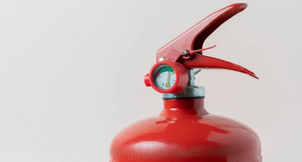 Простой абстрактный красный огнетушитель изолирован, концепция проблемы безопасности — стоковое фото