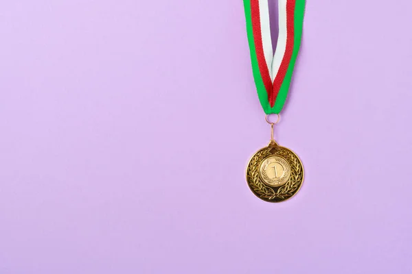Una medalla de oro por el primer lugar la recompensa, el éxito en el concepto de la competencia — Foto de Stock