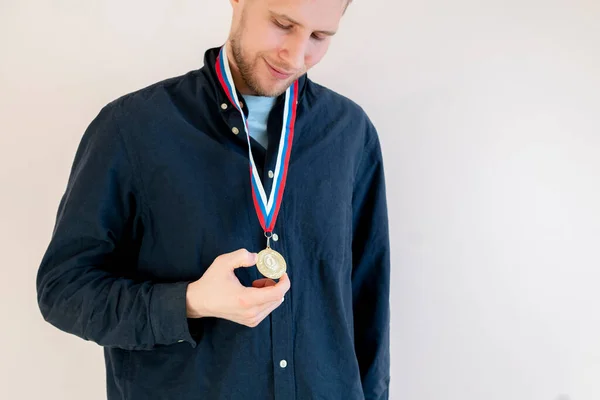 Un sportif masculin avec une médaille d'or sur la poitrine, champion leader — Photo