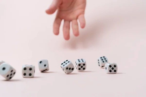 Uma mão das pessoas rola os cubos de dados na mesa, ganha o casino de apostas — Fotografia de Stock