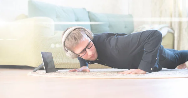 Молодой человек, занимающийся онлайн спортом, упражнения дома, оставаться здоровым и здоровым, с помощью мобильного устройства — стоковое фото