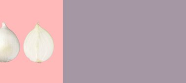 İzole edilmiş minimalist taze beyaz soğan dilimi, modaya uygun renk arkaplanı