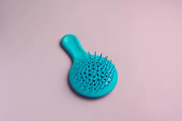 A top view of female make up accessory, hairbrush comb isolated minimalistic, modern fashion — Stock Photo, Image