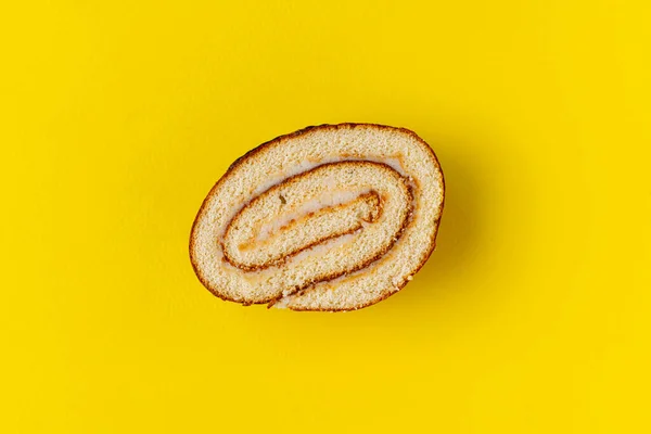 Een heerlijk stukje zoete dessert roll cake, traditioneel zelfgemaakt eten — Stockfoto