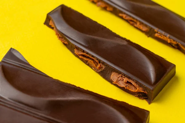 Un postre de barra cuadrada de chocolate aislado. dulce caramelo marrón oscuro pieza, minimalista fondo de moda — Foto de Stock