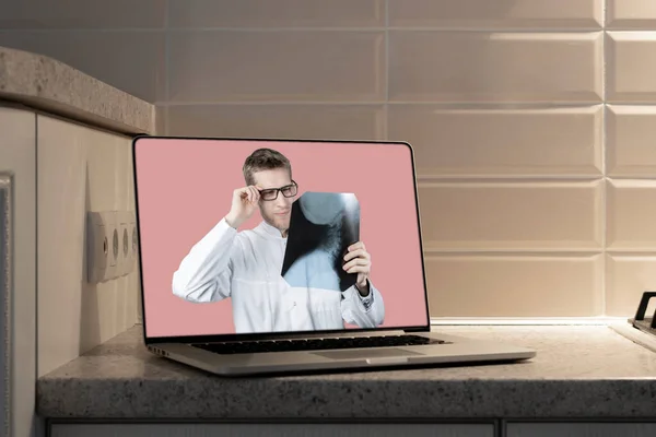 Un médico masculino haciendo el examen en el ordenador portátil, webcam llamada en línea para el paciente en casa — Foto de Stock