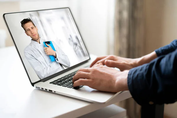 Bilgisayarda muayene yapan bir erkek doktor, evdeki hastaya internet üzerinden arama yapan bir web kamerası. — Stok fotoğraf