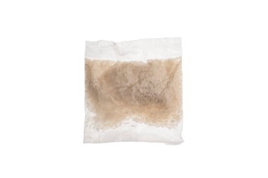 Hızlı pişirme için çiğ yulaf tohumlu plastik bir paket beyaz arka planda izole edilmiş.