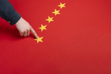 Bir el, müşterinin beş yıldızlı değerlendirmesini, kişisel görüşünü seçer.