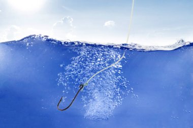 Suyun altında olta kancası var. Balık sporu konsepti, deniz suyu