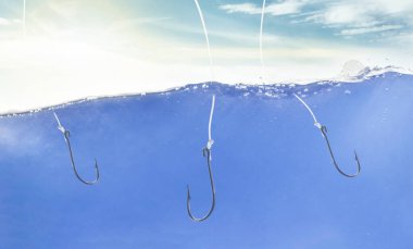 Suyun altında olta kancası var. Balık sporu konsepti, deniz suyu