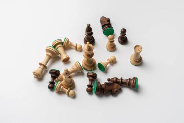 Farklı siyah beyaz satranç taşlarından oluşan düz bir tabaka izole, basit minimalist bir kavram.