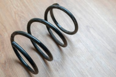 Siyah araba süspansiyon yayı izole edilmiş.