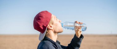 Yaz mevsiminde insan susar ve çölde biraz su içer.