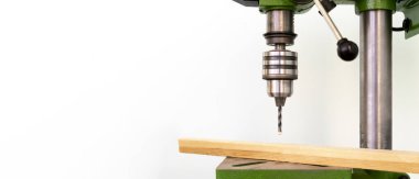 Fabrikadaki çelik tezgah matkabı izole edilmiş, çalışıyor.