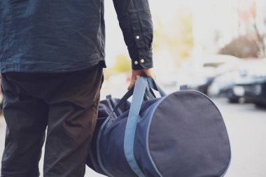 İçinde bomba olan bir terörist çantasını sokaktaki halka açık bir yere koydu.