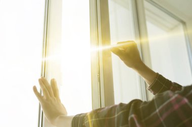 Odanın içine temiz hava girmesi için bir el penceresi.