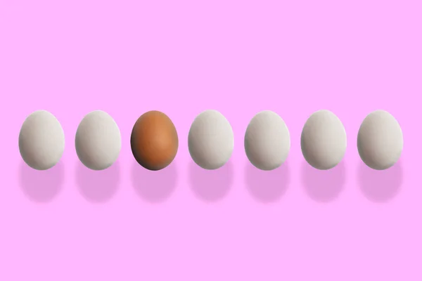 Individualitetskonceptet, ett enda unikt ägg bland de vanliga, skillnadsidé — Stockfoto