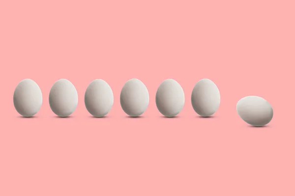 The individuality concept, a single unique egg among the usual ones, difference idea — 图库照片