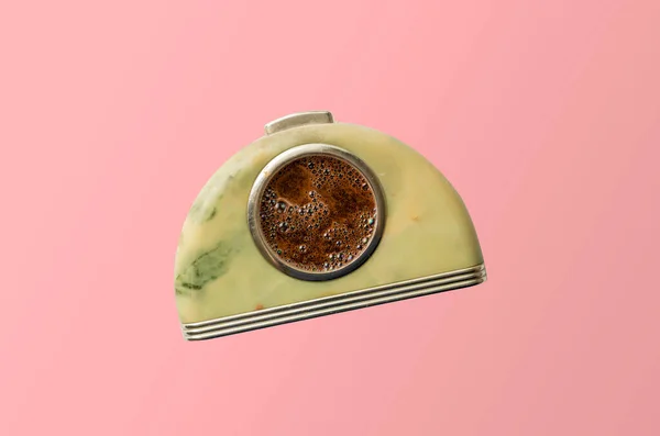 Es ist eine Kaffeezeit, Heißgetränk in der Vintage-Uhr isoliert auf pastellfarbenem Hintergrund, kreative Idee — Stockfoto