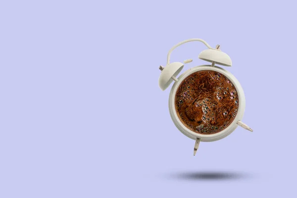Jego czas kawy, gorący napój w vintage zegar izolowany na pastelowym tle koloru, kreatywny pomysł — Zdjęcie stockowe
