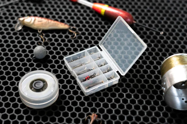Una disposición plana de accesorios, aparejos y herramientas de pesca —  Fotos de Stock