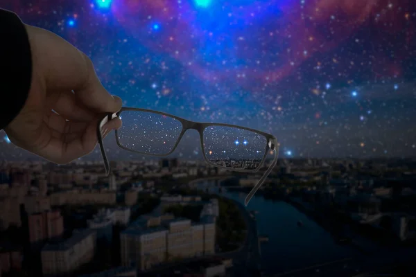 Um conceito de visão óptica, quadro de óculos mostram imagem focada no fundo embaçado — Fotografia de Stock
