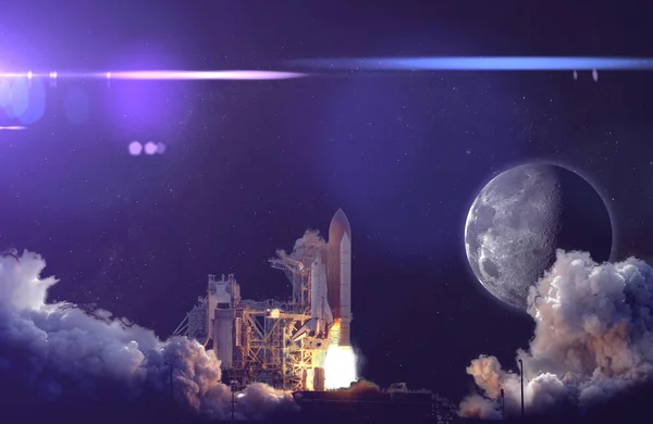 Una nave espacial despegue, despegue, misión cósmica. elementos de esta imagen amueblada por nasa —  Fotos de Stock