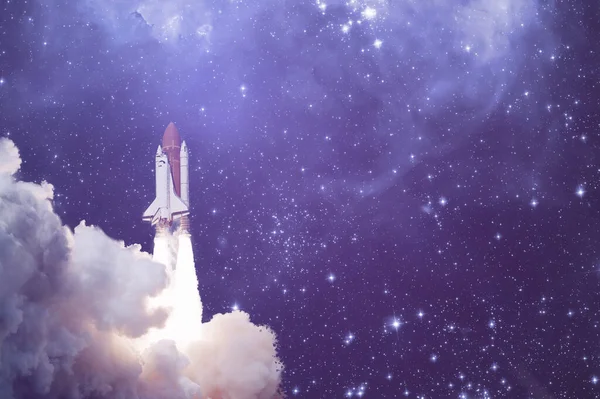 Una nave espacial despegue, despegue, misión cósmica. elementos de esta imagen amueblada por nasa — Foto de Stock