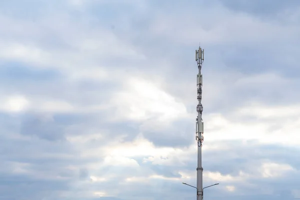 5 г станции ресивер, современный город телекоммуникаций против неба — стоковое фото