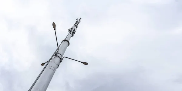 5 г станции ресивер, современный город телекоммуникаций против неба — стоковое фото