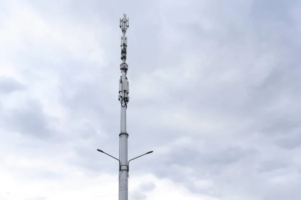 Een 5g station reciever, moderne stad telecommunicatie tegen de hemel — Stockfoto