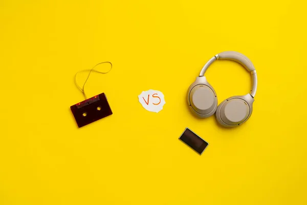 An analog versus digital music, headphones and vinyl cassette flat lay — Stock Photo, Image