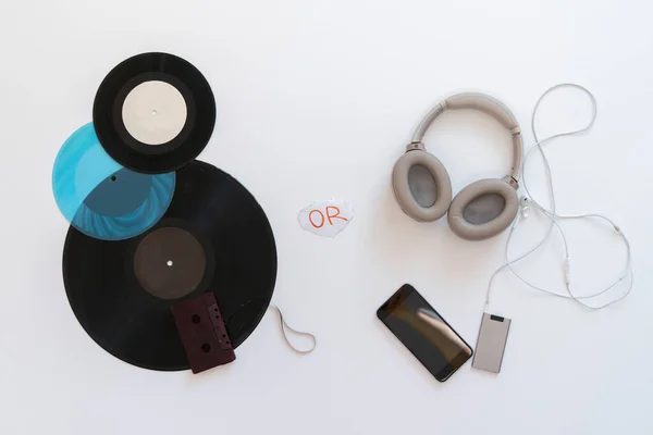 Une musique analogique ou numérique, un casque et une cassette vinyle à plat — Photo