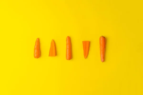Een verse rauwe wortel creatieve platte lay lay-out geïsoleerde, organische vitamine ingrediënt — Stockfoto