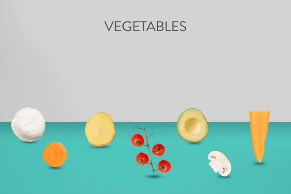 Świeże surowe warzywa lewitują i latają w powietrzu, grzyby, ziemniaki, awokado, marchew, pomidory — Zdjęcie stockowe
