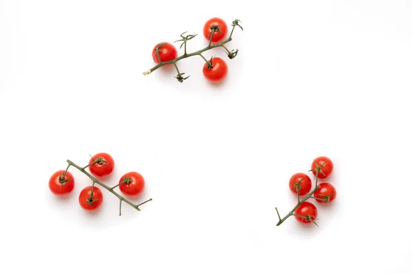 Um layout minimalista simples de tomate cereja cru fresco, vista de cima — Fotografia de Stock