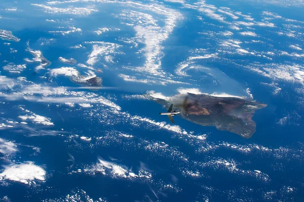 Górny widok powierzchni ziemi z kosmosu, zdjęcie satelitarne z latającym samolotem. elementy tego obrazu dostarczone przez nasa — Zdjęcie stockowe