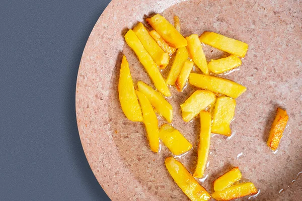 Een close-up bak aardappel op de pan — Stockfoto