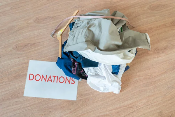 Um monte de roupas para doação a crianças de países pobres — Fotografia de Stock