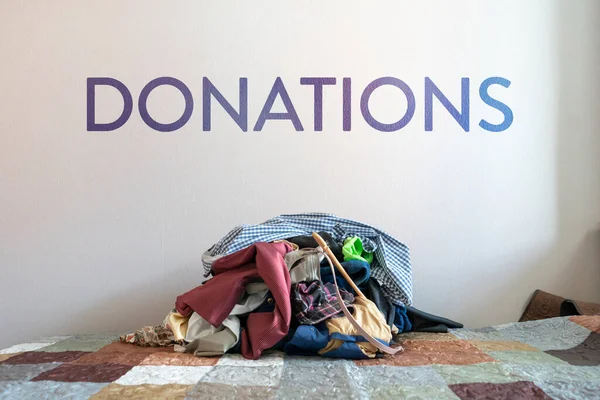 Um monte de roupas para doação a crianças de países pobres — Fotografia de Stock