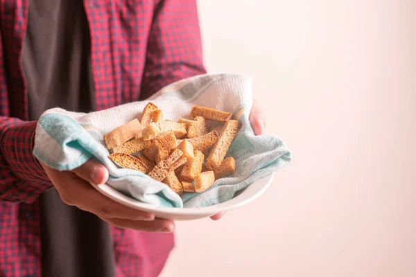 Een persoon handen houden laag calorie gezond beschuit, fit dieet — Stockfoto