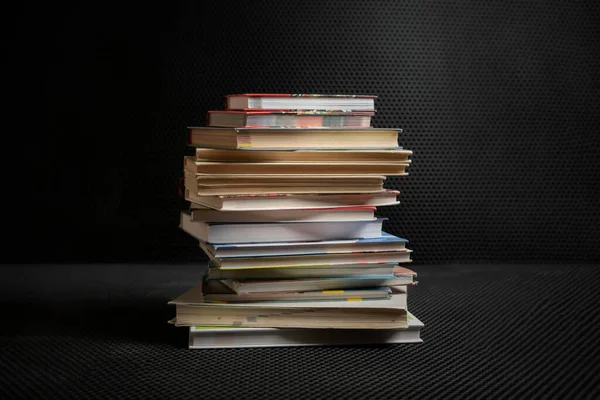 Una pila di libri isolati con la progettazione dello spazio copia, la saggezza della conoscenza che impara a scuola — Foto Stock