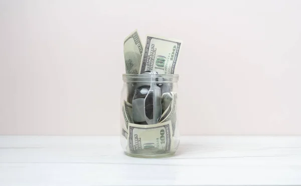 Uma poupança em dinheiro para a compra de carro novo, conceito de ideia simples, nota de dólar — Fotografia de Stock