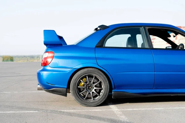 En modern snabb ras sport blå bil på banan på sommaren övningsdag — Stockfoto