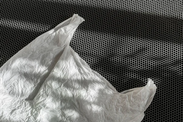 Sacchetto di plastica usato pacchetto isolato piatto lay design, rifiuti ambientali. disastro ecologico — Foto Stock