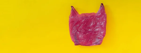 Paquete de bolsa de plástico usado diseño plano aislado, residuos ambientales. desastre ecológico — Foto de Stock