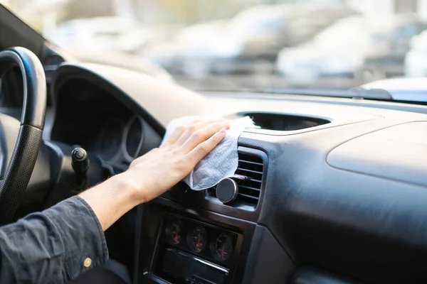 Uma mão de condutores segurando uma microfibra e limpar o interior do carro dentro — Fotografia de Stock