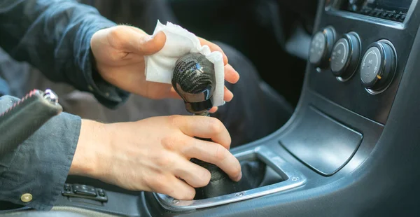 Ένας οδηγός χέρι κρατώντας μια μικροΐνα και σκουπίστε το εσωτερικό του αυτοκινήτου — Φωτογραφία Αρχείου