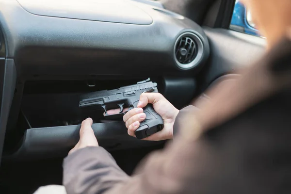 Um conceito de crime, um ladrão que pega na pistola e planeia um homicídio. — Fotografia de Stock